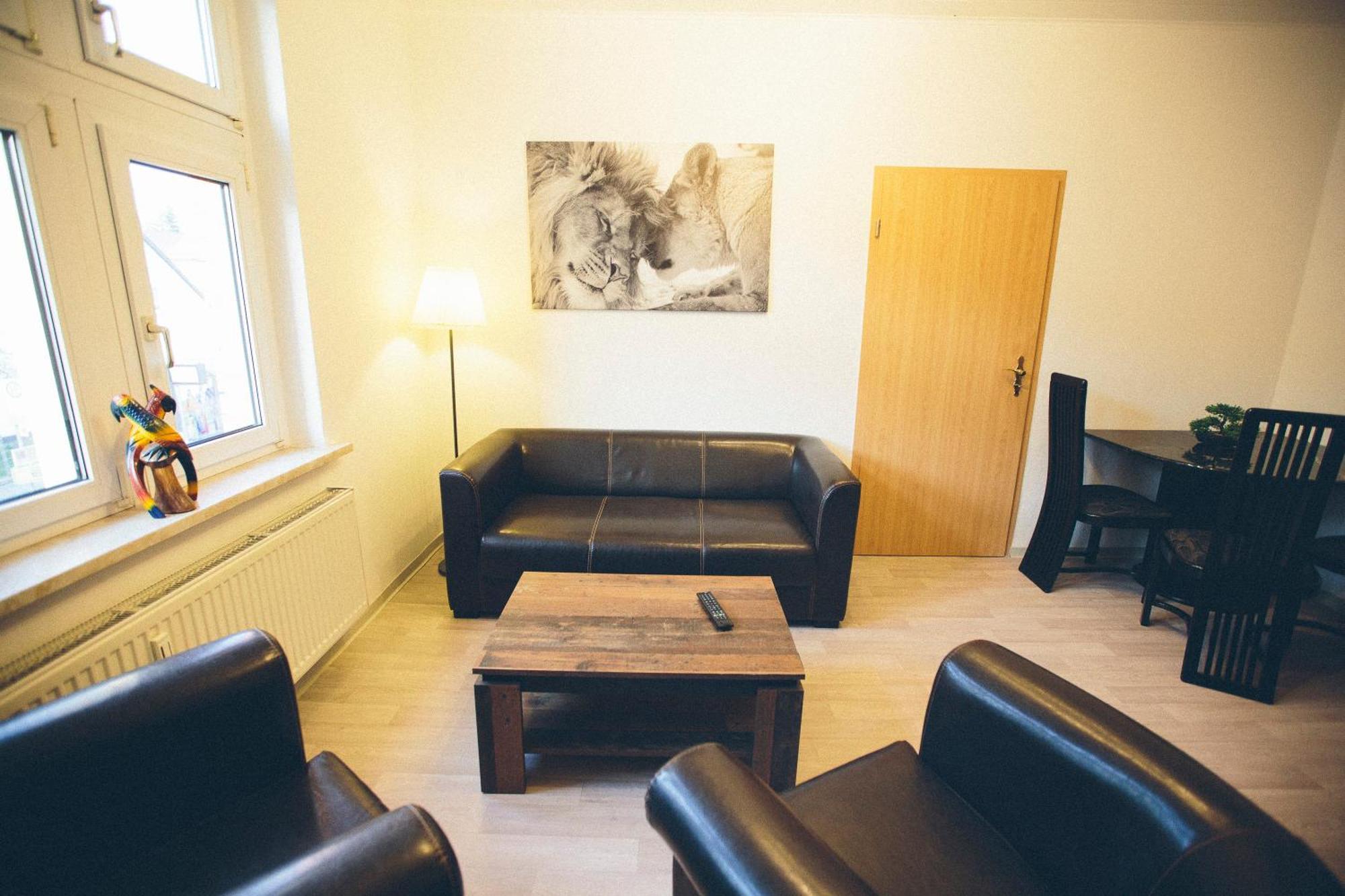Grosse & Voll Ausgestattete Apartments, Studios, Doppelzimmer, Workspace, Parkplatz, Netflix, Prime & Schnelles Wifi In Ruhiger Lage Mit Garten Rudolstadt Pokoj fotografie