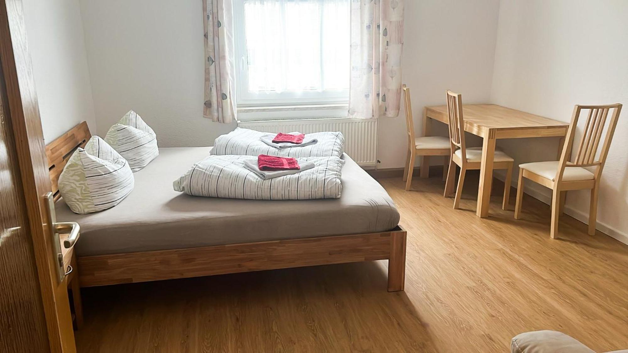 Grosse & Voll Ausgestattete Apartments, Studios, Doppelzimmer, Workspace, Parkplatz, Netflix, Prime & Schnelles Wifi In Ruhiger Lage Mit Garten Rudolstadt Pokoj fotografie