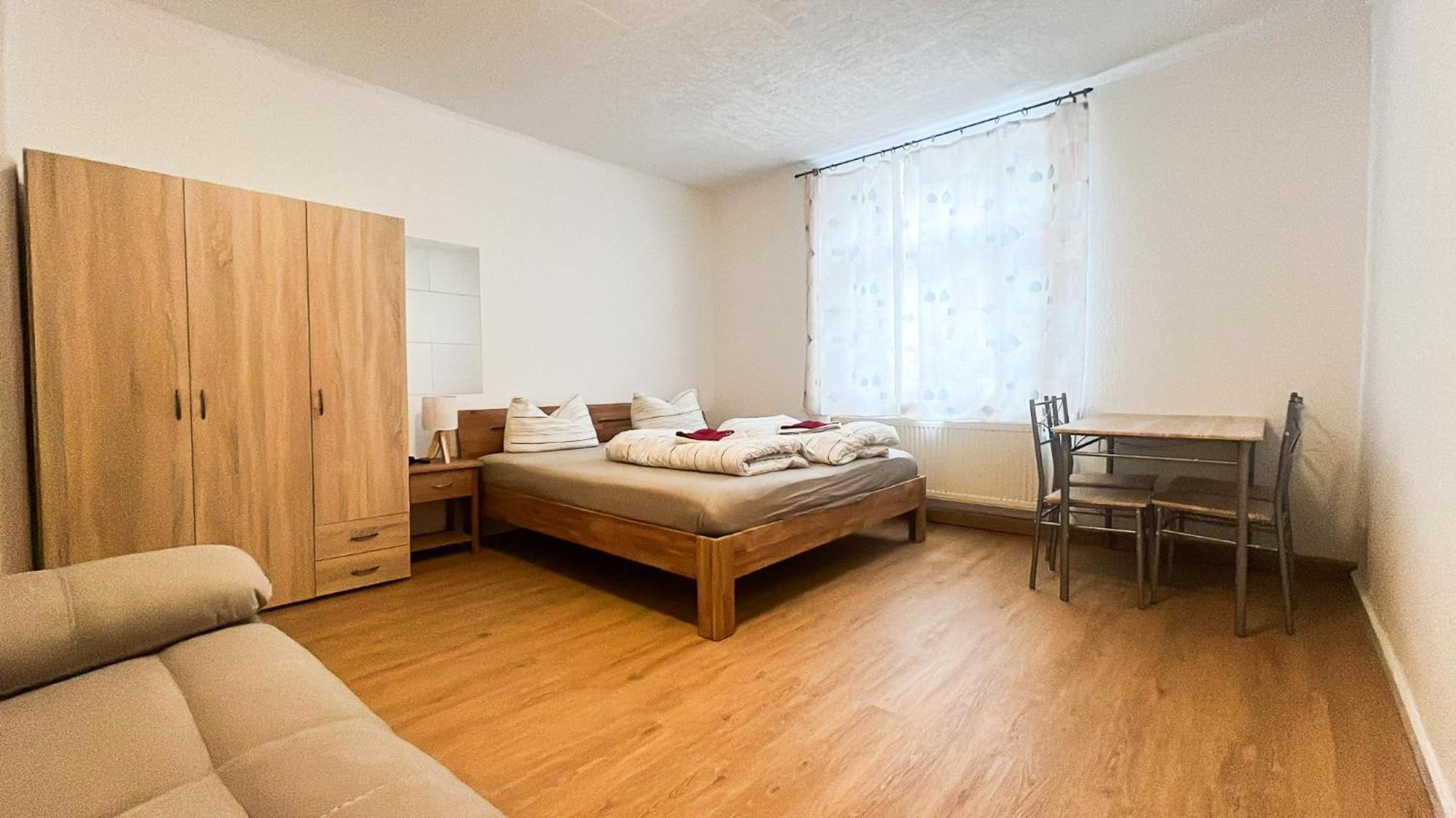 Grosse & Voll Ausgestattete Apartments, Studios, Doppelzimmer, Workspace, Parkplatz, Netflix, Prime & Schnelles Wifi In Ruhiger Lage Mit Garten Rudolstadt Pokoj fotografie